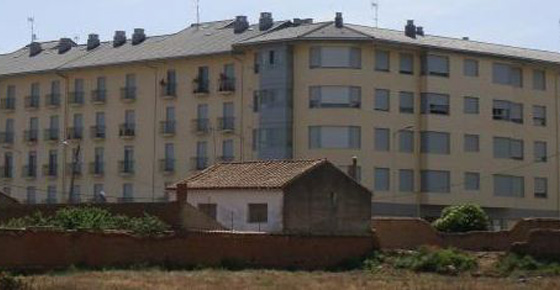 Edificio de viviendas en la calle Tirso de Molina, Almazan, Soria, Spain 2